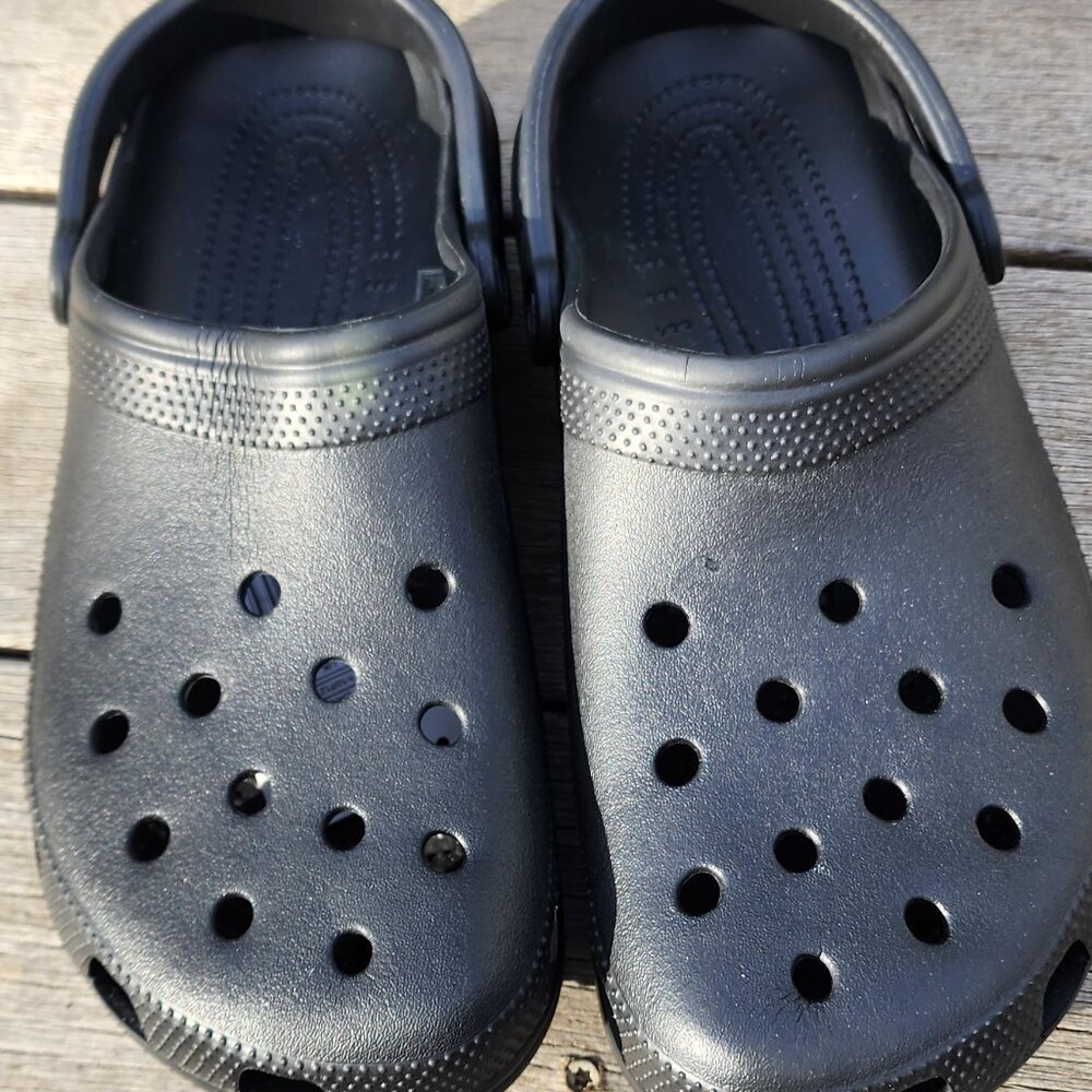 Crocs 10001-001 classics for men and women Comfortable slip-on shoes - Black